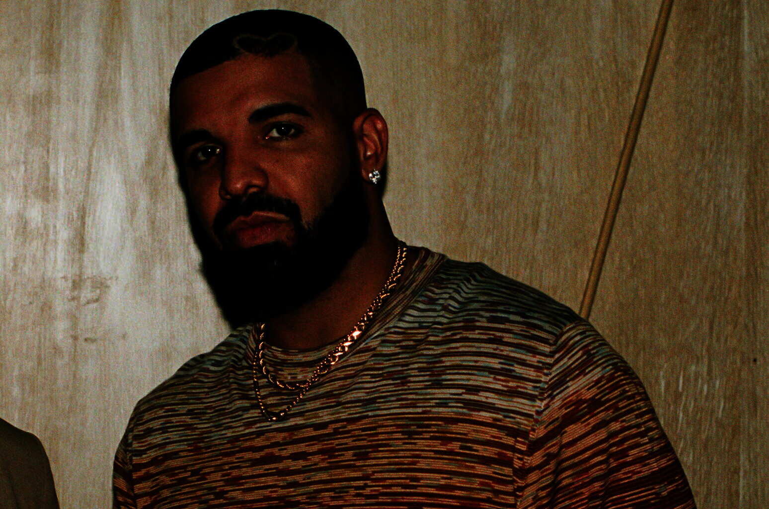 Drake dá US$ 50 mil para fã que vendeu móveis para comprar ingresso de show