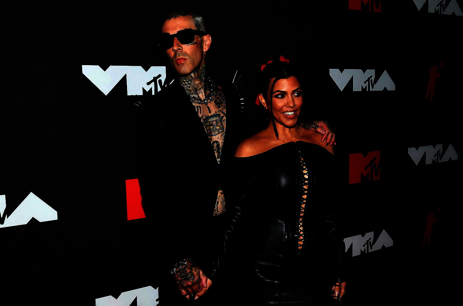 Kourtney Kardashian revela cirurgia fetal de urgência que forçou pausa de Blink-182