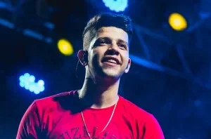 Nadson, o Ferinha durante show