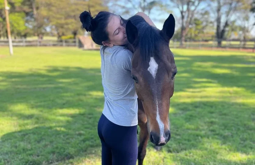 Ana Castela faz foto fofa com seu cavalo e recebe elogios de rosto sem make