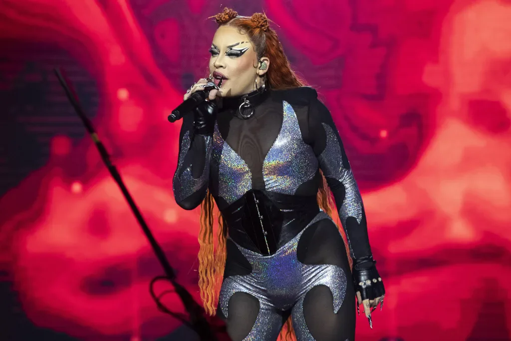 Gloria Groove revela ideia para fazer 'Vermelho', que tem referência a MC Daleste 1 Gloria Groove