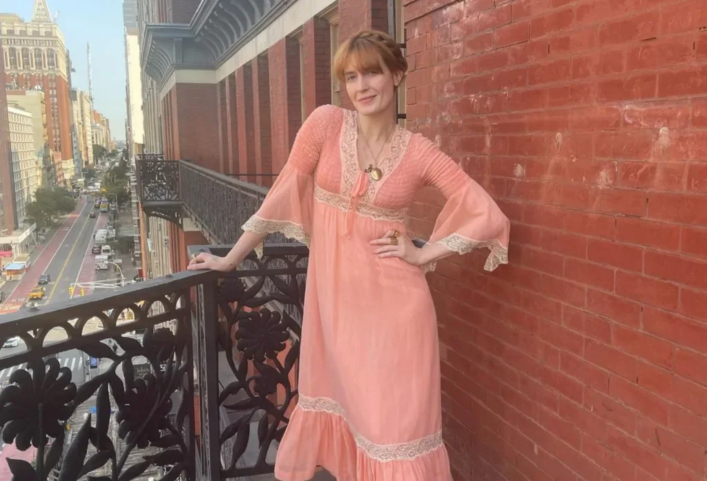 Vocalista do Florence + The Machine revela ter passado por cirurgia de emergência 1 florence welch