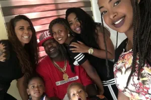 Mr. Catra com a família