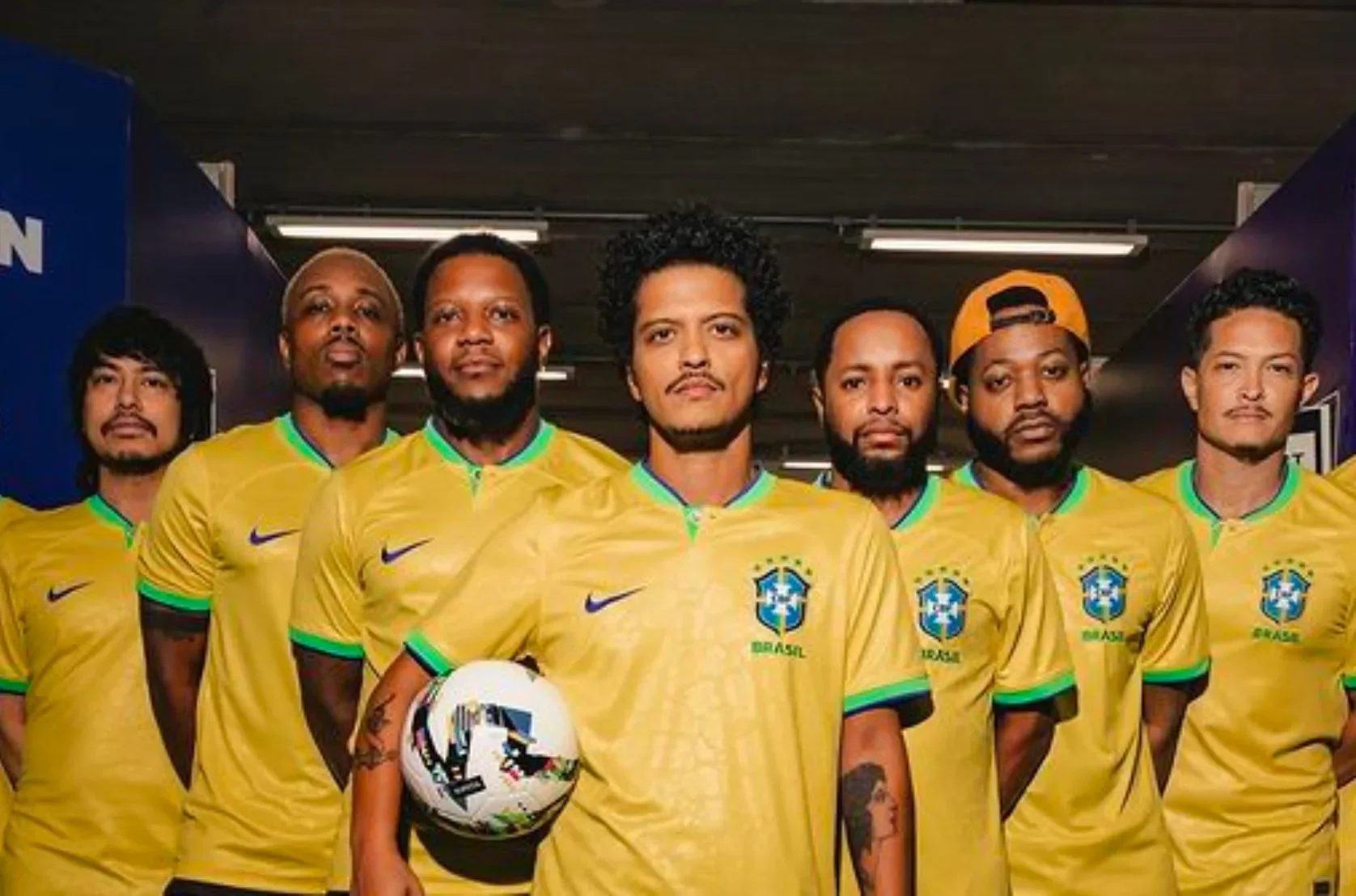 Brasileiro! Bruno Mars compartilha foto dele e da banda com a camisa da seleção