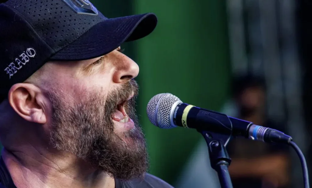 Mingau: Polícia acredita que traficantes atiraram após confundirem carro do artista 1 Mingau, baixista do Ultraje a Rigor