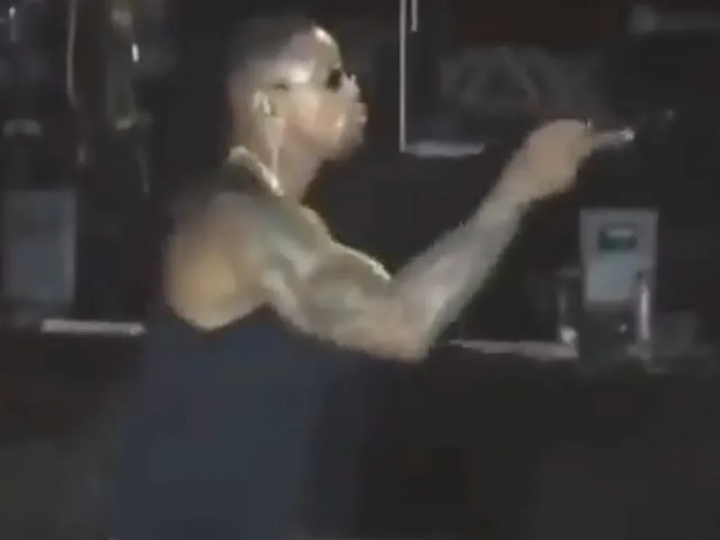 Leo Santana mostra dedo médio e xinga durante show na Bahia 1 Captura de Tela 2023 09 18 as 10.51.51