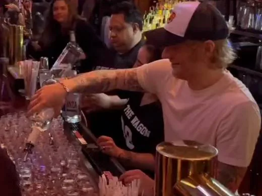 Ed Sheeran visita bares de NY para divulgar novo álbum; assista