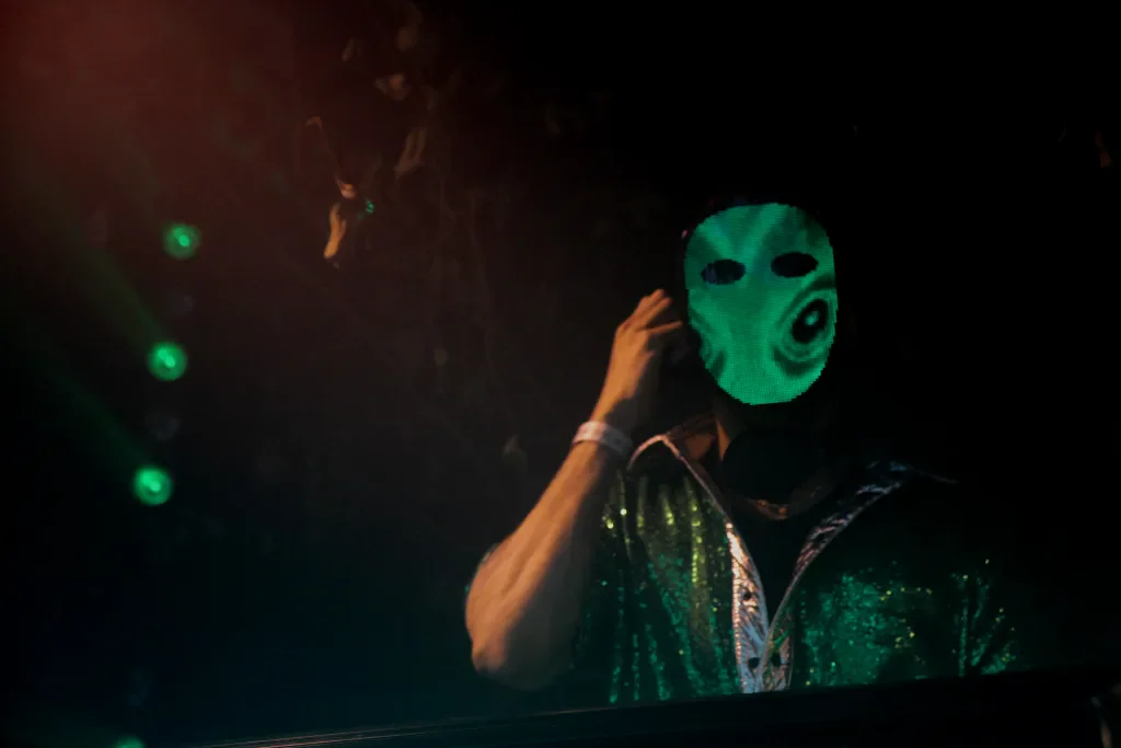 DJ mascarado na Fábrica de Bons Momentos da Heineken