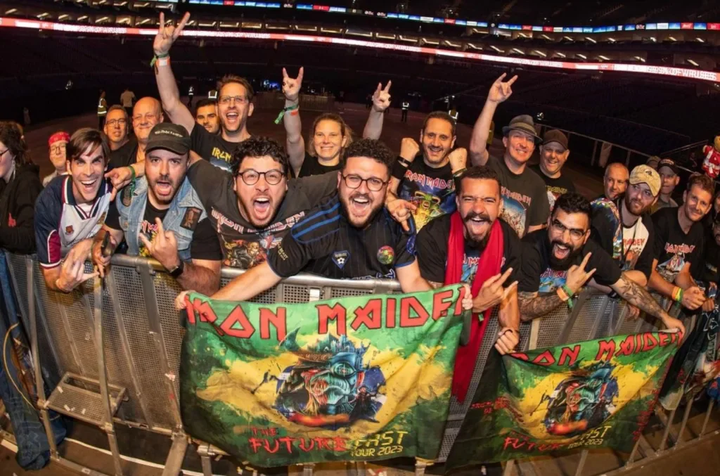 Afinal, onde foi parar o metal no The Town? 1 Fãs do Iron Maiden com bandeira do Brasil