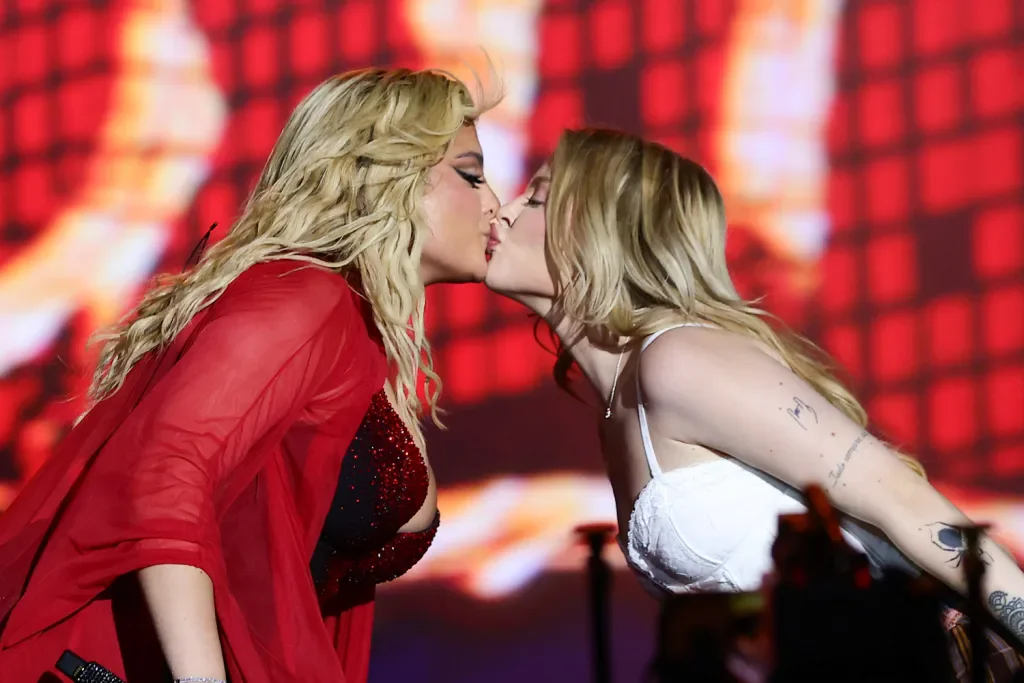 Bebe Rexha e Luísa Sonza trocam selinho após dividirem o palco no The Town 1 IMG 0432