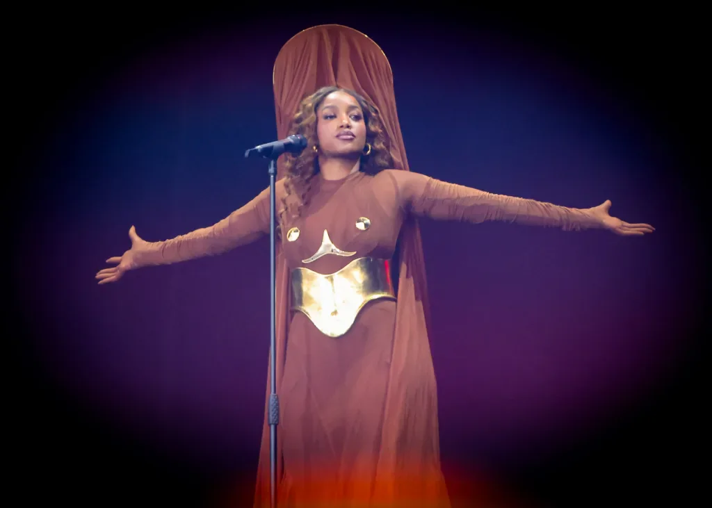 ‘Eu estava muito confiante’: Iza detalha bastidores de show no The Town 1 Iza mostra sua força no palco Skyline (Cláudio Augusto/Brazil News)