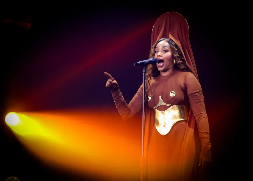 Iza deixa para trás a insegurança e incorpora deusa do amor em nova era 1 Iza faz show no Skyline no último dia de The Town (Cláudio Augusto/Brazil News)