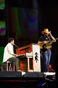 Fernando e Sorocaba improvisam sem banda em Jaguariúna (Clayton Felizardo Brazilnews)