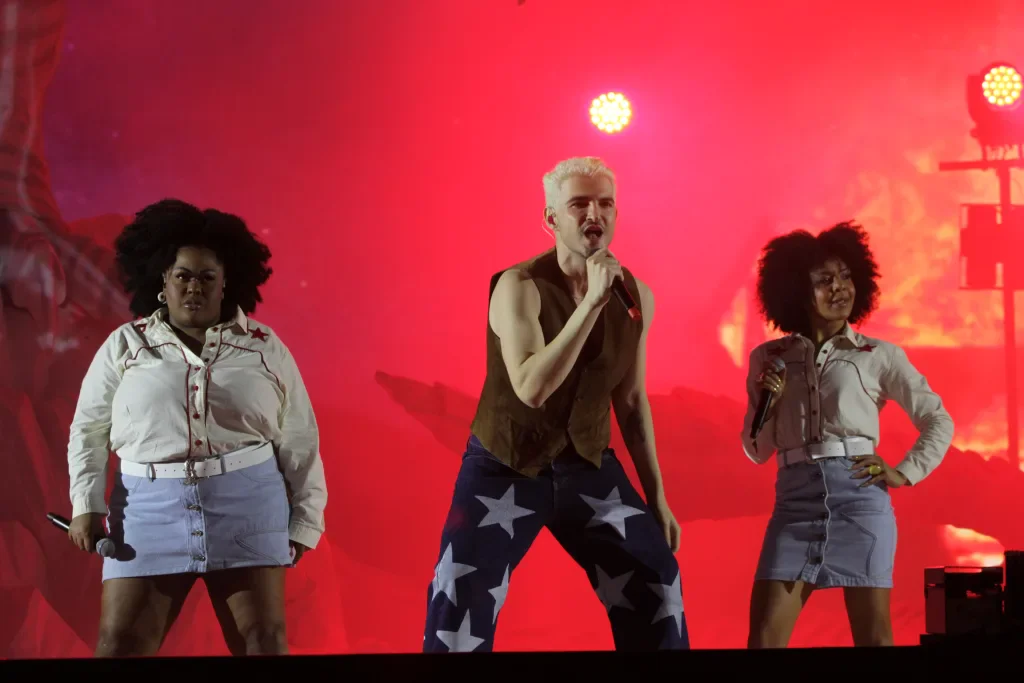 Quem são as mulheres que fazem sucesso ao lado de Jão? 1 Francine Môh, Jão e Jamah no The Town