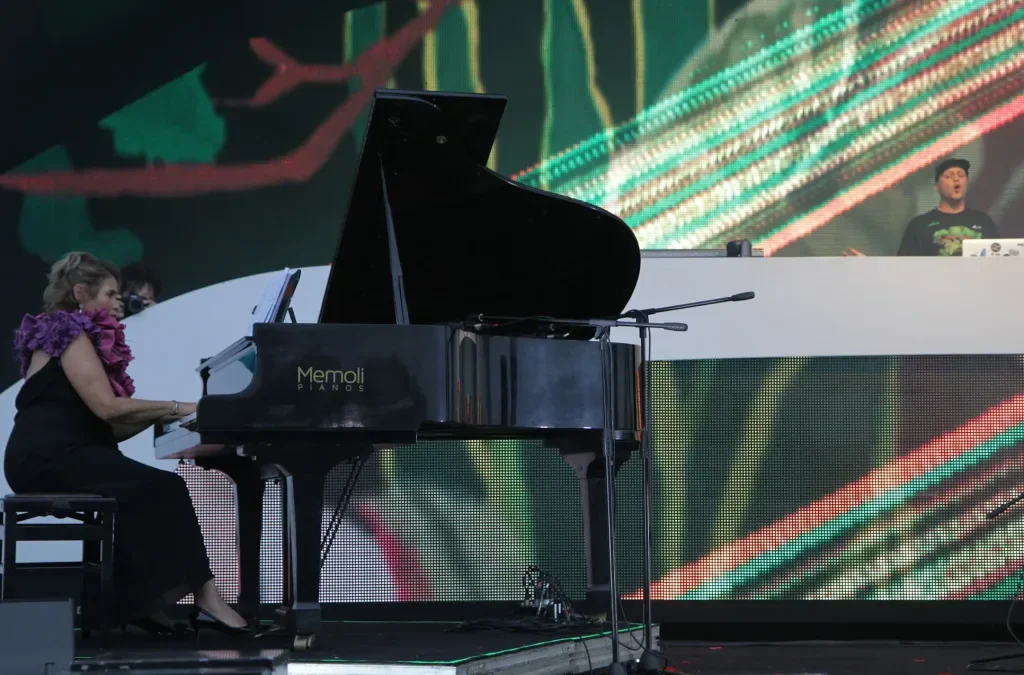 Momento entre mãe e filho arrebata clubbers no palco eletrônico do The Town 1 IMG 9890 jpg e1694193214331