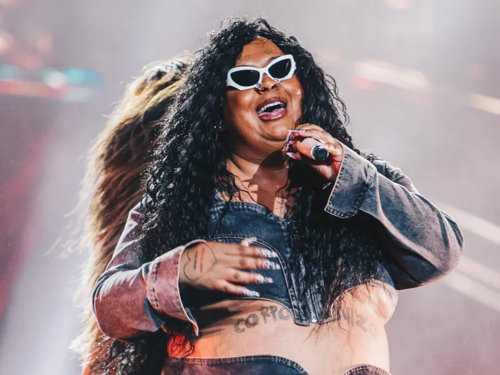 A cantora Jup do Bairro no palco do The Town