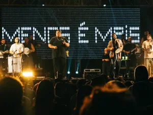 O grupo Menos É Mais no palco