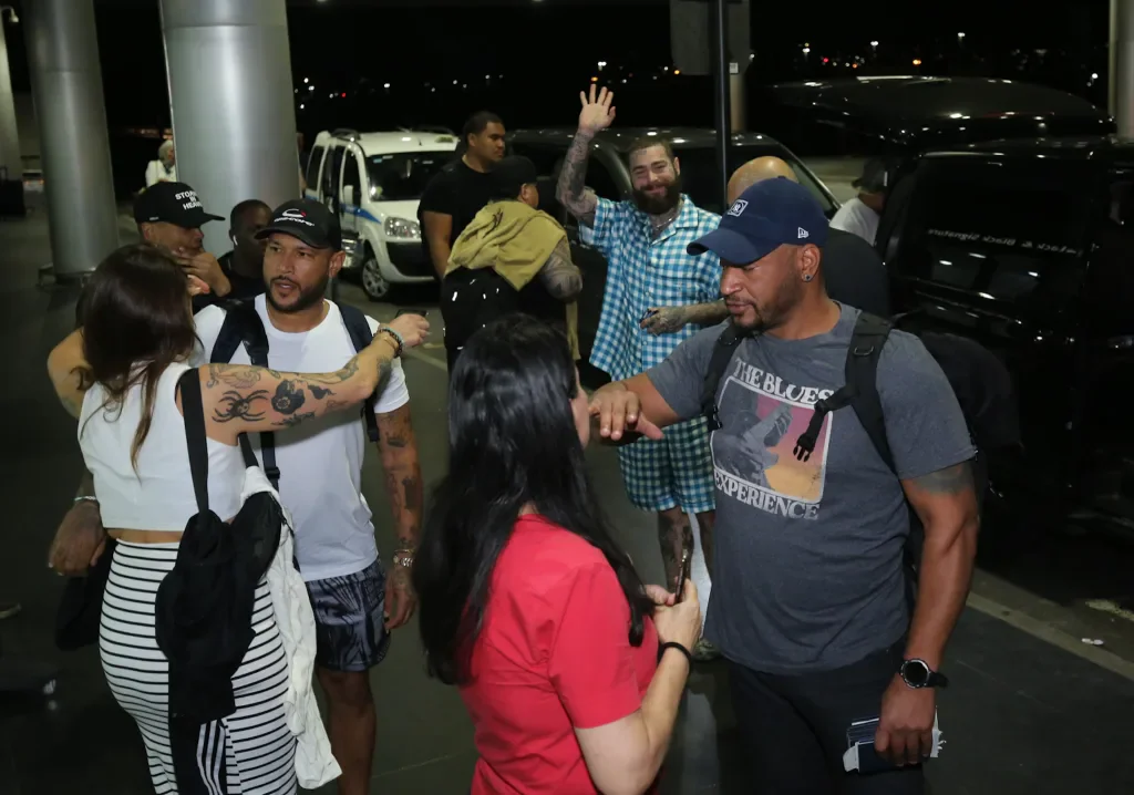 Post Malone deixa o Brasil após show no The Town