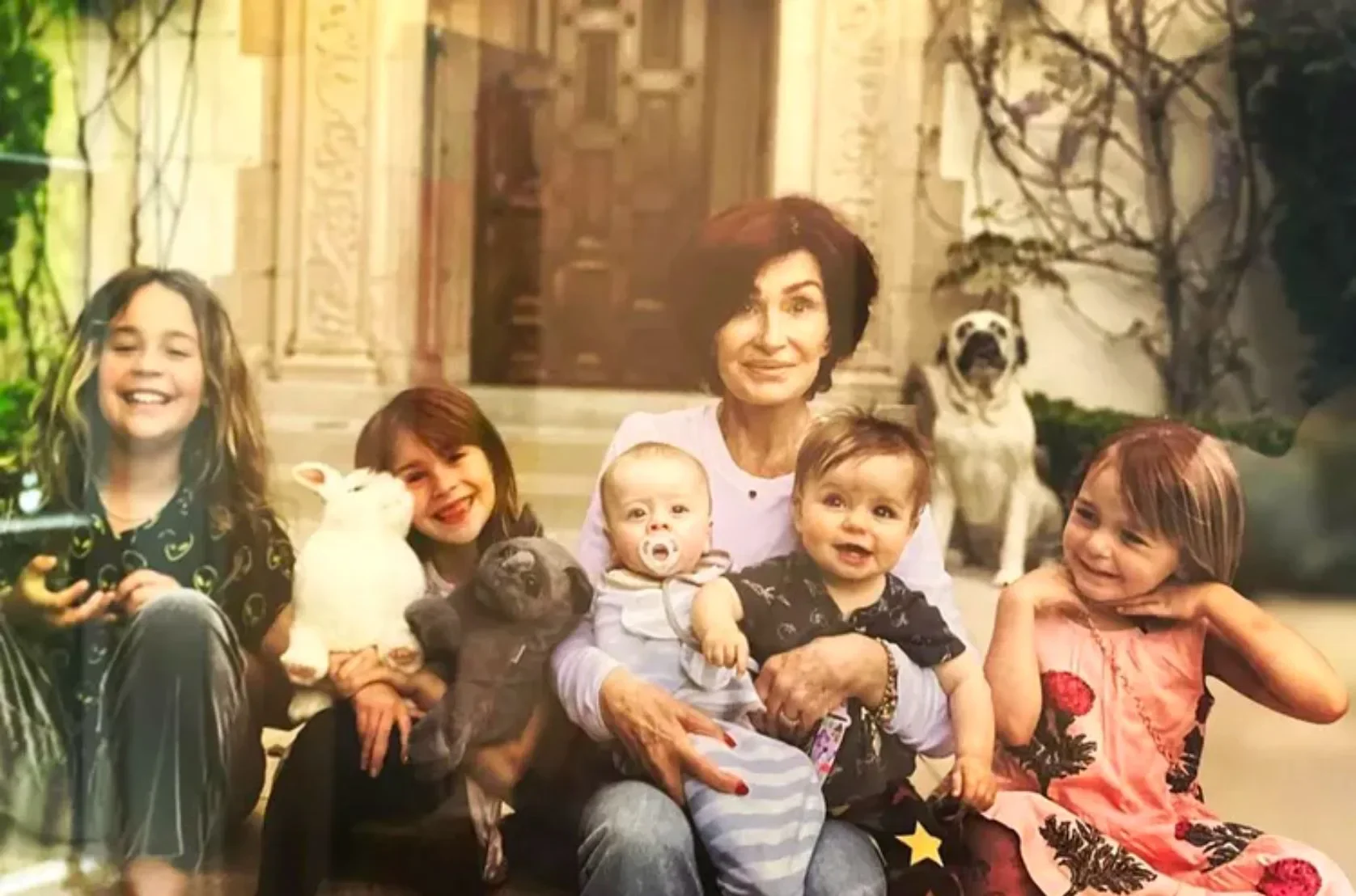 Sharon Osbourne compartilha foto ao lado de todos os netos; veja