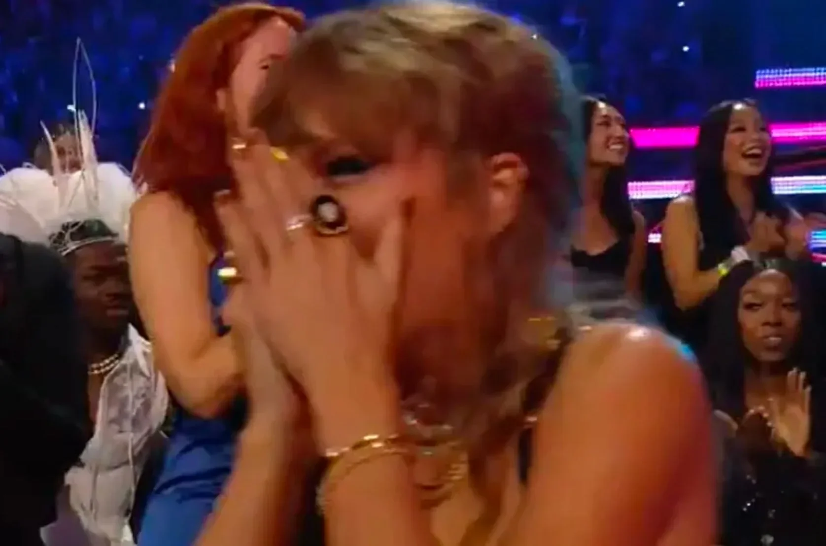 Taylor Swift perde anel de quase R$60 mil no VMA; vídeo