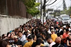 Fila do primeiro dia do The Town