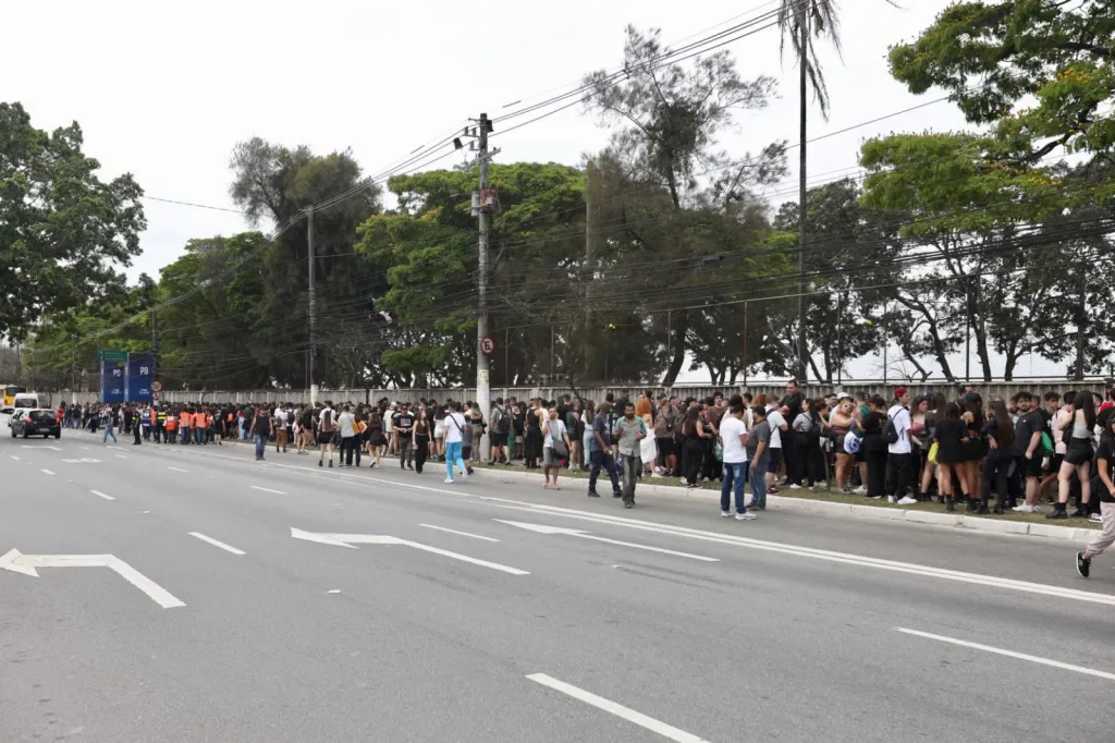 The Town: fã ficou quase 4 horas na fila de entrada do festival 1 Filas imensas se formaram para entrar no The Town