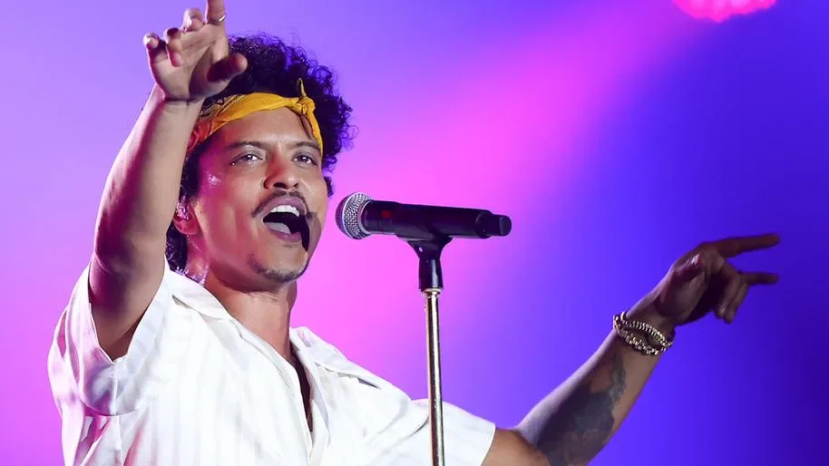 Bruno Mars andando pelas ruas no Brasil? Assista vídeo de despedida do cantor
