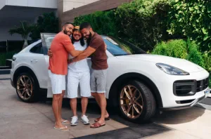 Bell Marques com os filhos e o carrão de presente