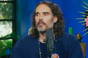 Russell Brand é acusado de agredir e abusar sexualmente quatro mulheres