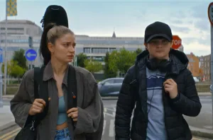 Eve Hewson e Orén Kinlan em 'Flora e Filho'