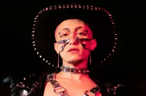 Gabeu, filho do cantor Solimões, é referência no queernejo