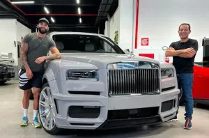 Gusttavo Lima posa com novo carro