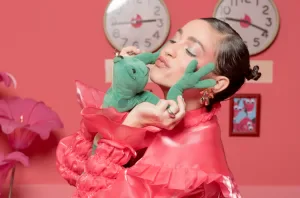 Valentina Bandeira apresenta o 'Beija Sapo'