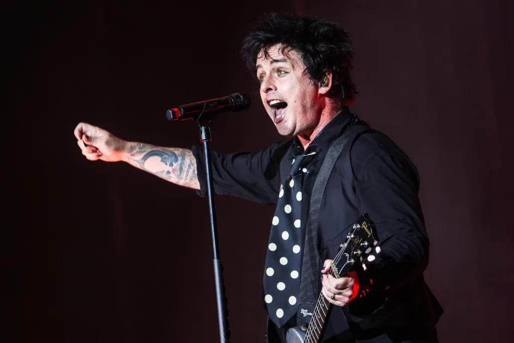 Festival de rock anuncia 150 bandas em line up com Green Day, Linkin Park e Korn 1 Billie Joe Armstrong em ação em um show do Green Day em Milão, na Itália (Reuters)