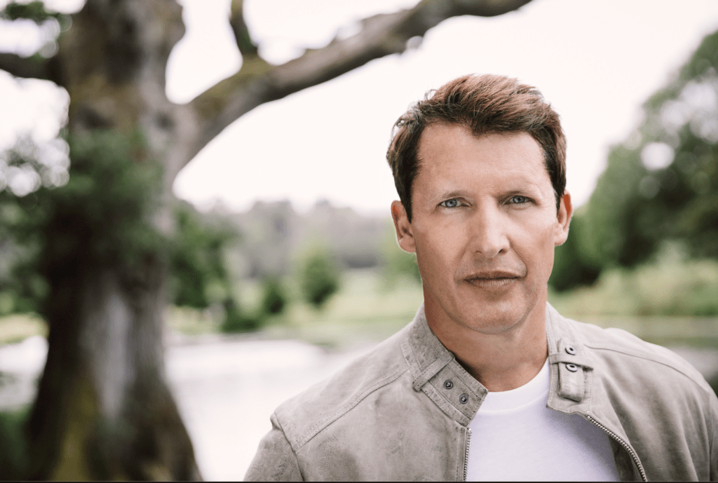 Estilo musical de James Blunt foi de soldado na guerra para pai de família cinquentão 1 Captura de Tela 2023 10 27 as 14.15.58