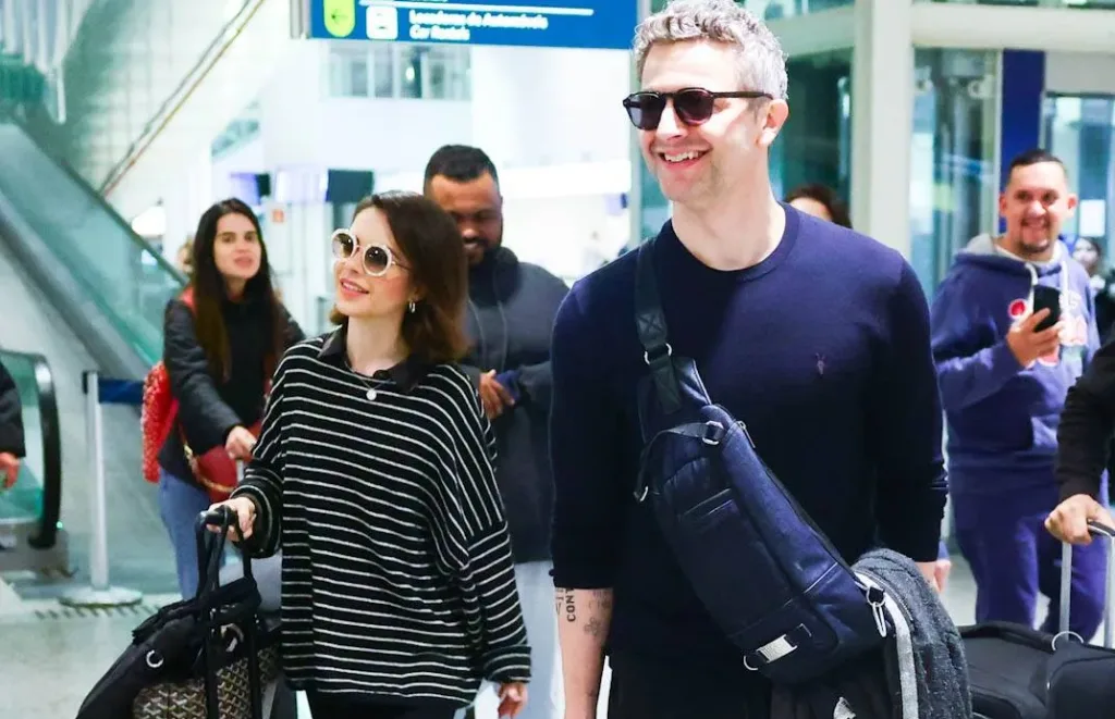 Sandy e Lucas Lima retornam juntos ao Brasil após turnê na Europa 1 IMG 6096 jpg e1697462366586