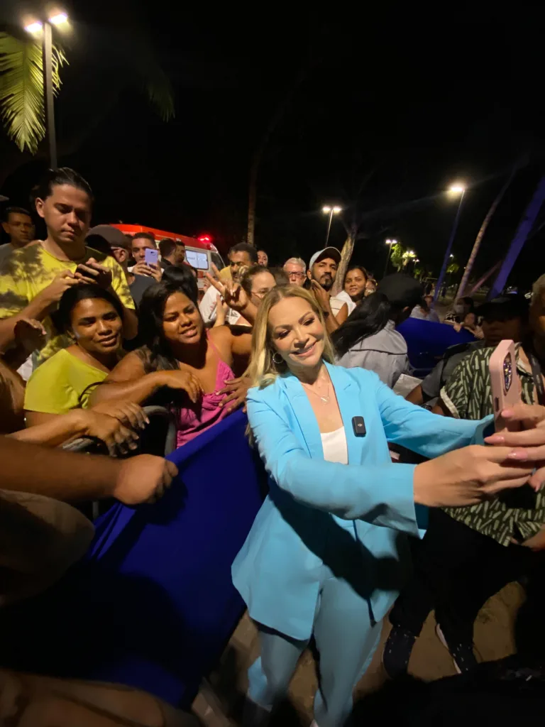 Eletrobrasilidade no Recife: os principais momentos do show de Solange Almeida 1 Solange Almeida tira selfie com público em show