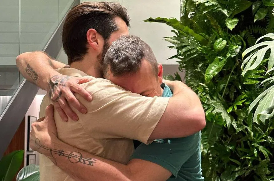 Alok reencontra o pai após ataque em rave em Israel
