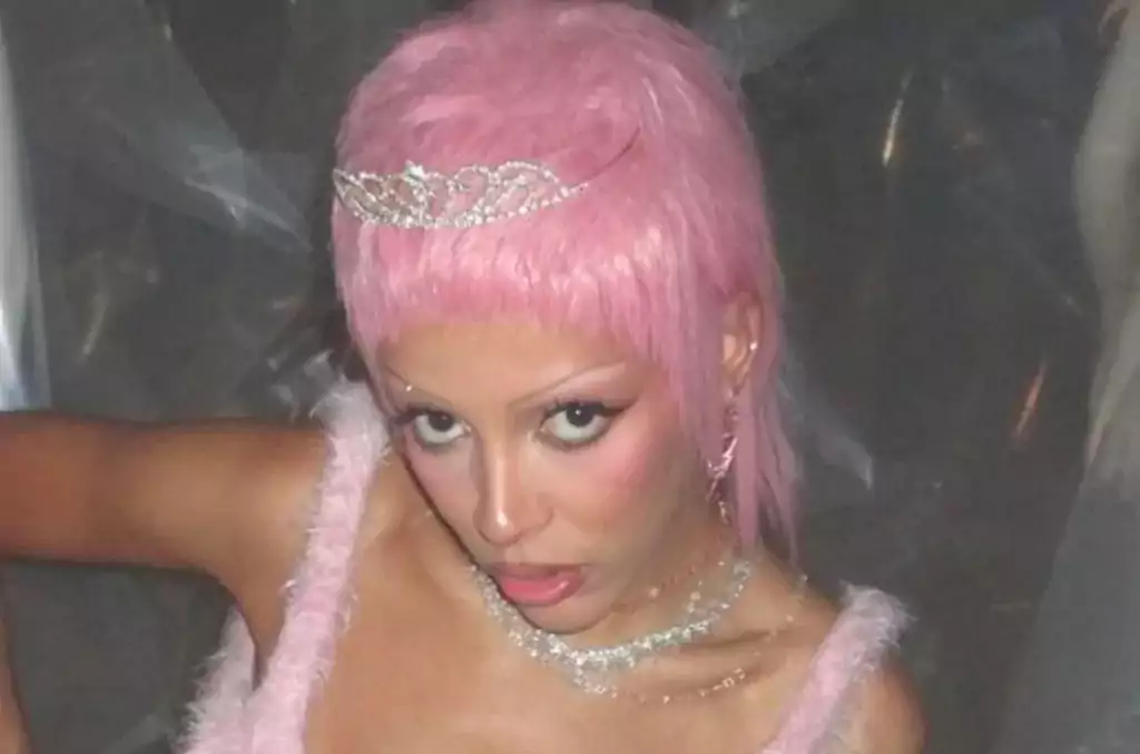 Doja Cat causa polêmica ao usar camiseta com rosto de supremacista branco 1 doja cat 1