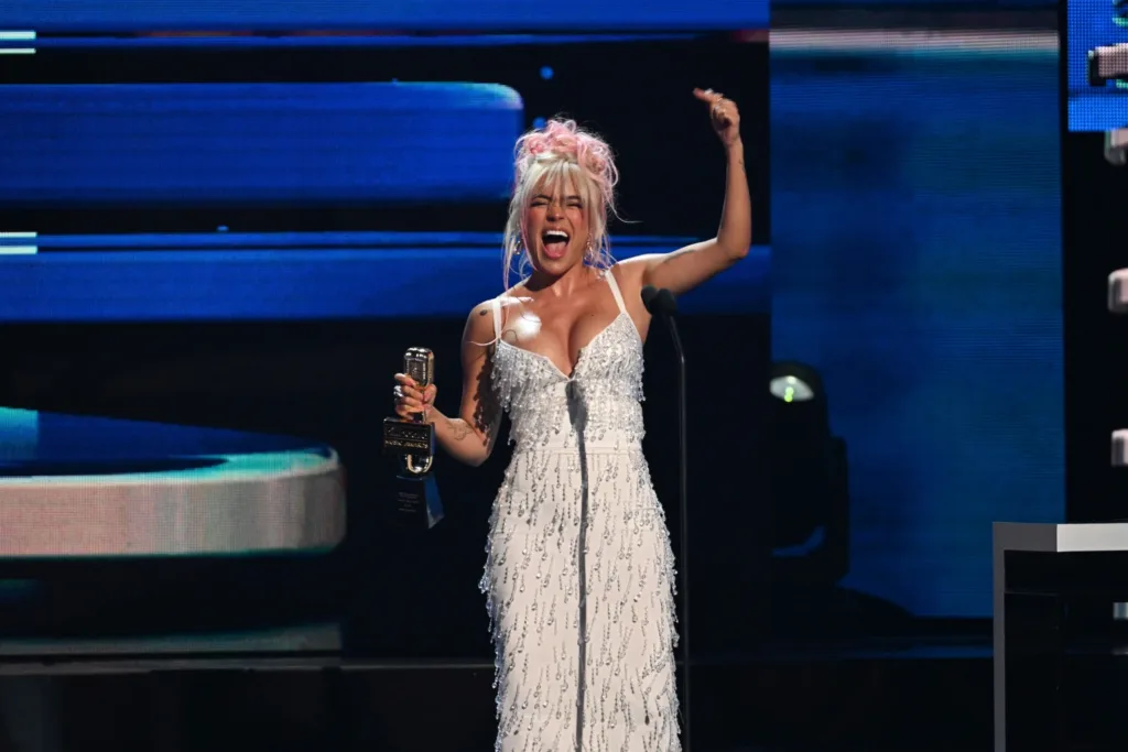 Karol G é eleita Mulher do Ano pela Billboard 1 karol g 2023 billboard latin a7d1a0