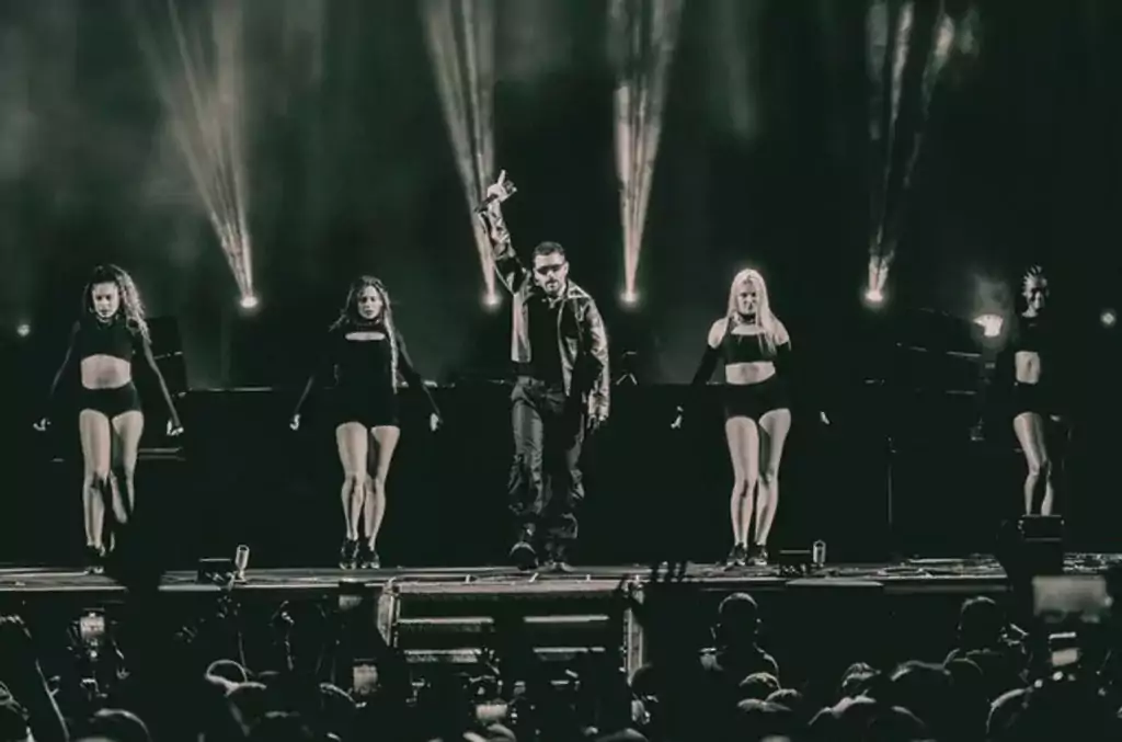 Pedro Sampaio e suas dançarinas