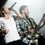 Ex-baixista do Linkin Park processa a banda por royalties de mais de 20 músicas