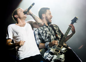 Chester Bennington e Mike Shinoda, do Linkin Park, em 2009