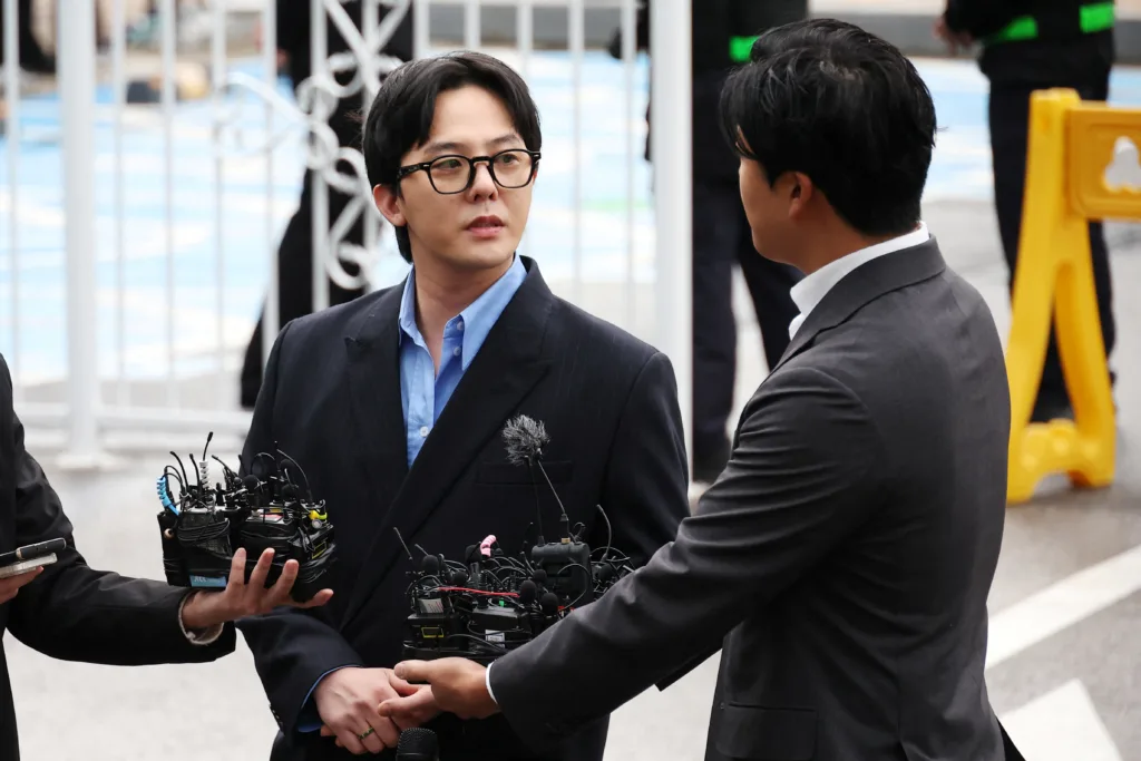 G-Dragon é interrogado por mais de 3 horas em investigação de uso de drogas 1 2023 11 06T045419Z 97072379 RC2G74APK2UR RTRMADP 3 SOUTHKOREA CRIME KPOP