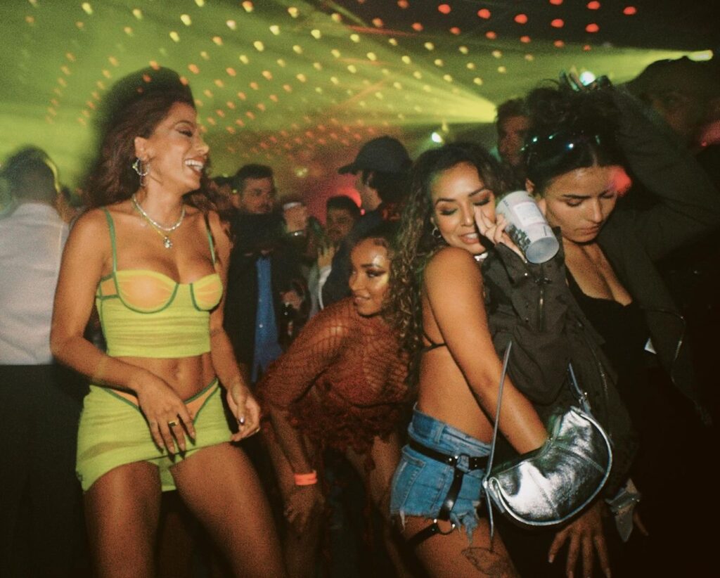 Vídeos: Anitta ataca de DJ e faz próprio baile funk em Sevilha 1 401776543 18543418726009037 8944287073130706563 n e1700064596680