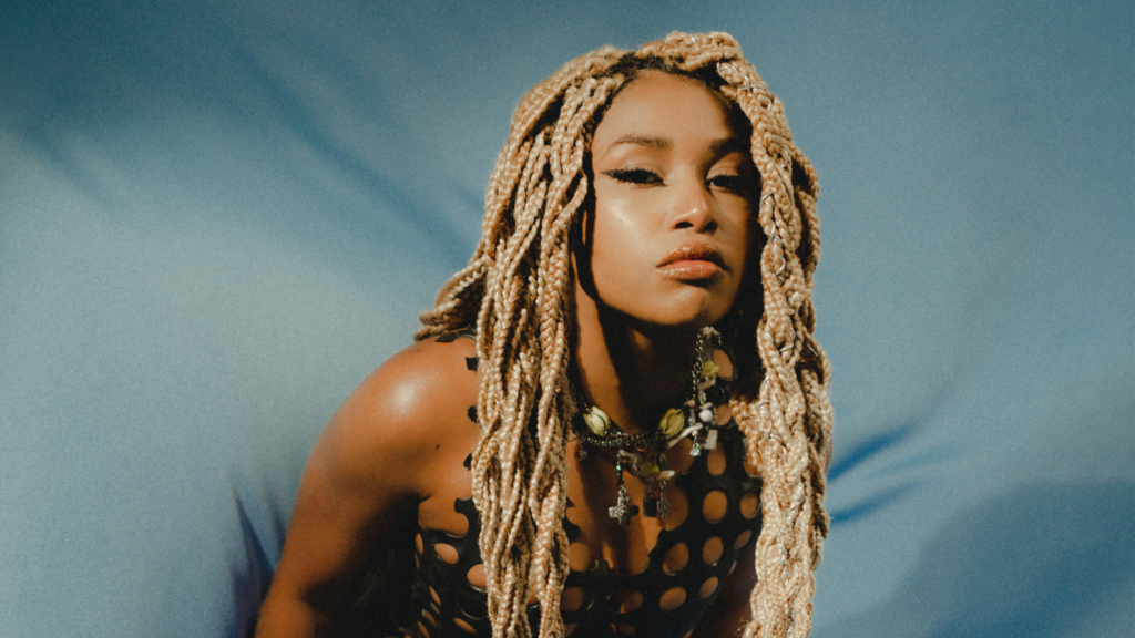 Sem retorno, Ebony ganha ajuda inesperada de fã para continuar cantando em show 1 Ebony