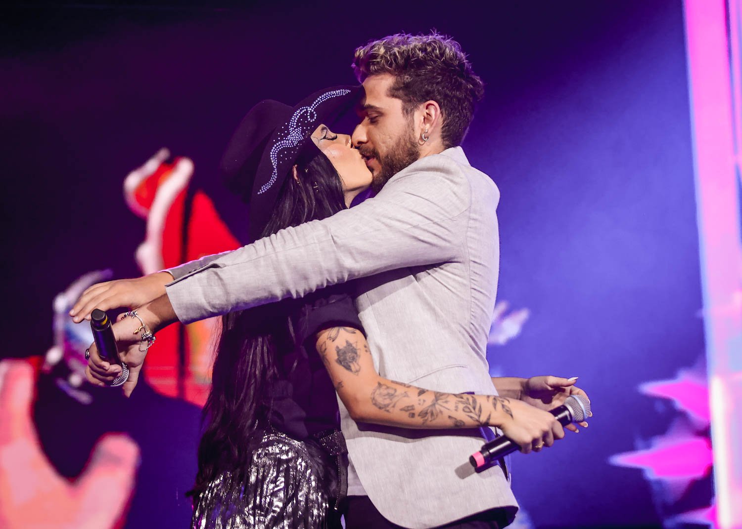Fotos: Ana Castela e Gustavo Mioto trocam beijos em show em São Paulo