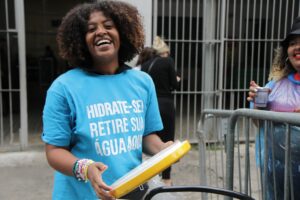 Melissa Antônio de Santana Juvenal distribui água antes do show