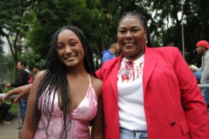 Sofia, filha e Janaína, mãe, no show da Taylor (Taiz Dering/Billboard Brasil)