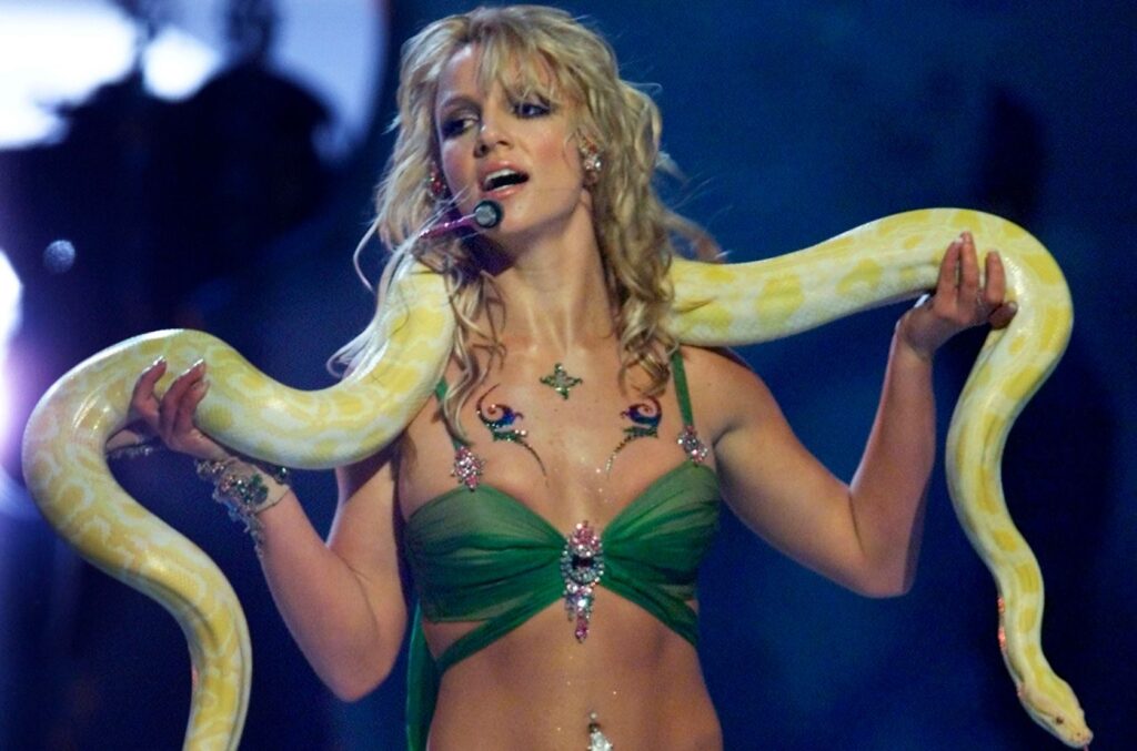 Autobiografia de Britney Spears será adaptada para o cinema 1 Britney Spears no MTV Movie Awards, em 2001
